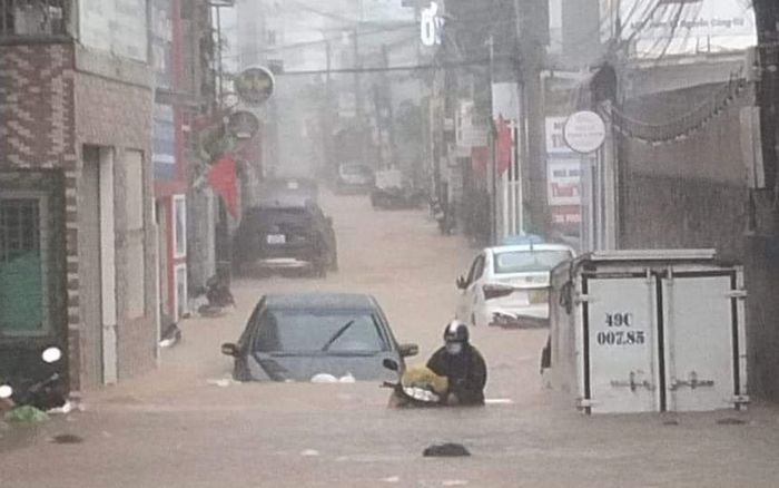 Đà Lạt ngập sâu do mưa suốt 1 giờ liền