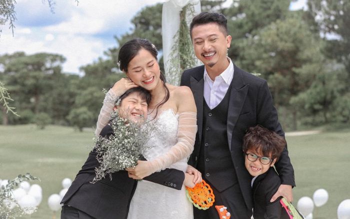 Hứa Minh Đạt chúc mừng sinh nhật bà xã Lâm Vỹ Dạ nhưng nó lạ lắm!