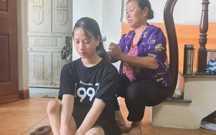 Nữ sinh liệt hai chân từ lớp học tình thương đến giảng đường đại học