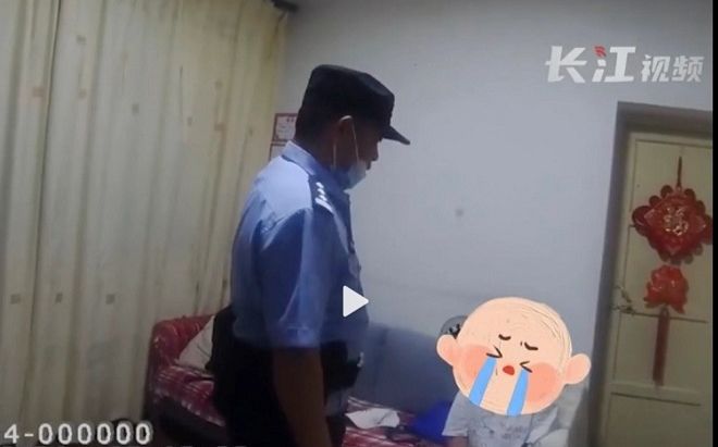 Bàng hoàng phát hiện bố mẹ 'biến mất' giữa đêm, bé trai nhanh trí hỏi giá ngủ nhờ ở đồn cảnh sát