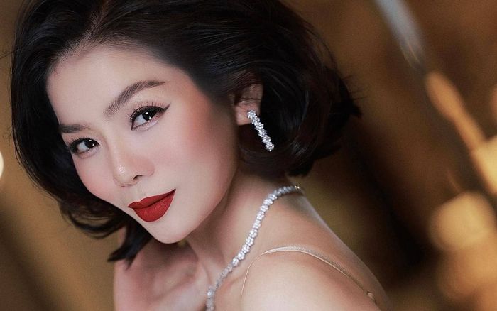 Lệ Quyên 'keo lỳ' với môi đỏ trầm cuốn hút, thả dáng sang chảnh khoe sắc vóc mảnh mai
