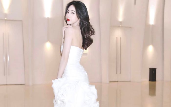 Thủy Tiên bị khán giả ngăn cản không cho về trong đêm nhạc tái xuất