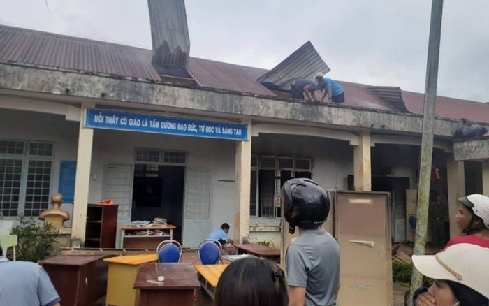 Một trường học bị sét đánh bốc cháy, thầy cô và học sinh vẫn dự lễ khai giảng