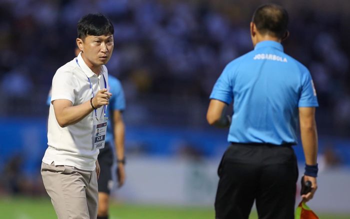 HLV Hà Nội FC đáng bị chê khi Văn Hậu và Duy Mạnh đá xấu xí