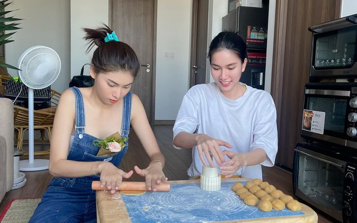 Á hậu Phương Anh và Ngọc Thảo khoe sự đảm đang qua mẻ bánh trung thu