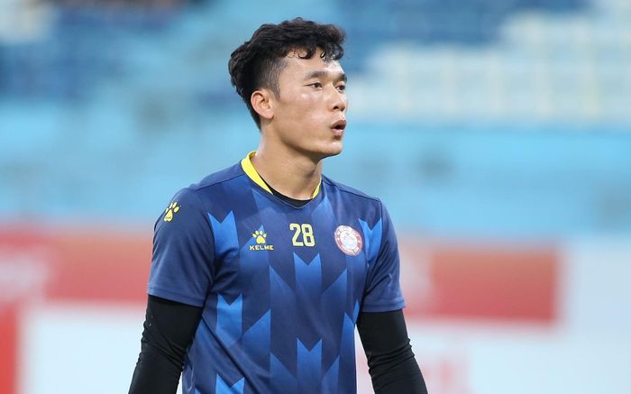 Màn tái xuất của thủ môn Bùi Tiến Dũng và Đặng Văn Lâm: Ai đẳng cấp, ai yếu kém?