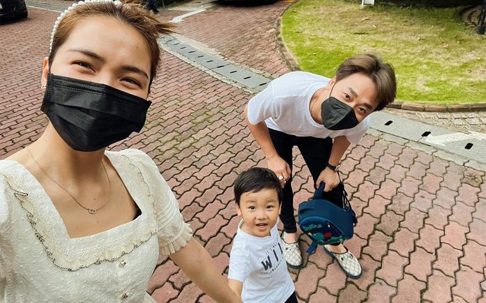 Bạn trai cũ chia sẻ loạt ảnh tái hợp, Hòa Minzy khẳng định: 'Mãi là gia đình'