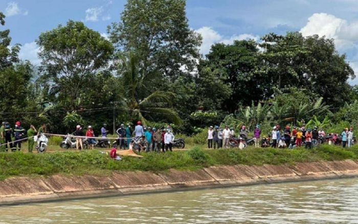 Phát hiện thi thể 3 mẹ con dưới lòng kênh