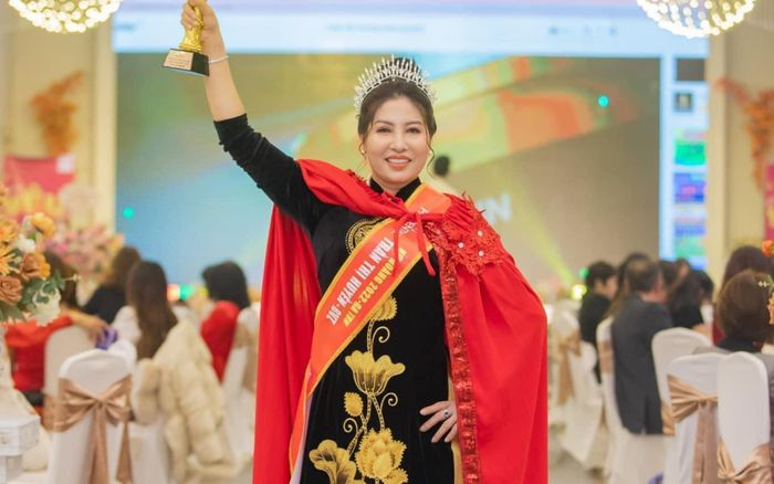 Mẹ Hoa hậu Phạm Hương bất ngờ đăng quang một cuộc thi nhan sắc, nhan sắc tuổi U60 khiến dân tình xuýt xoa