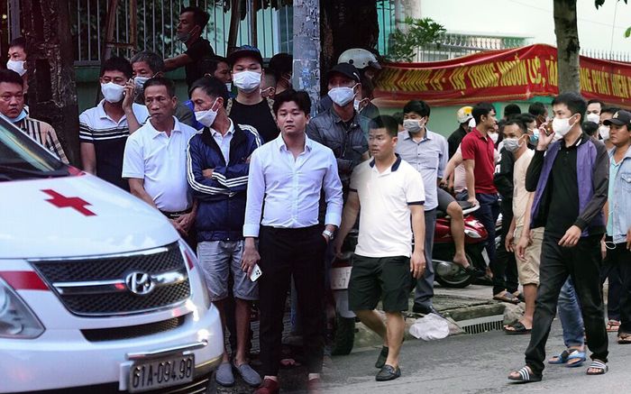 Nước mắt người thân các nạn nhân vụ cháy quán karaoke ở Bình Dương: Nỗi đau không tả thành lời!