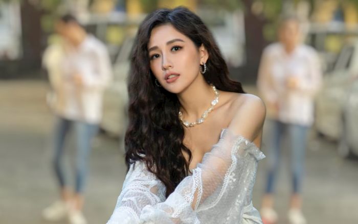 'Nói không' với xiêm y lộng lẫy, Mai Phương Thúy vẫn khiến dân tình mê đắm bởi ảnh chụp lén trên phố