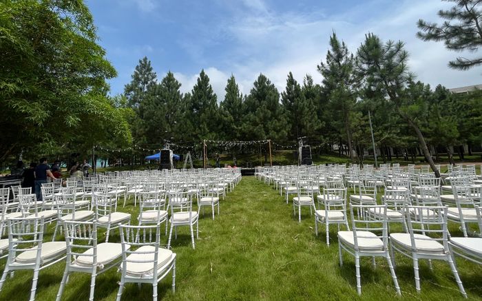 Đi học cực chill: SV ĐH FPT đạp xe ngắm cỏ, đồi thông quanh trường