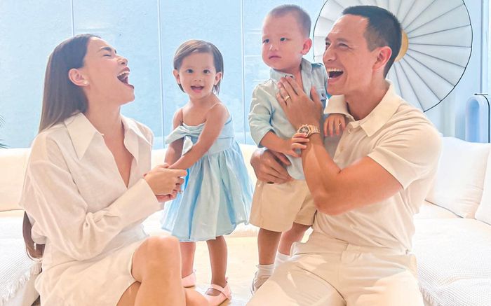 Tan chảy khoảnh khắc Hồ Ngọc Hà hướng dẫn 'con gái rượu' đàn hát, Lisa còn gọi tên Kim Lý cực ngọt!