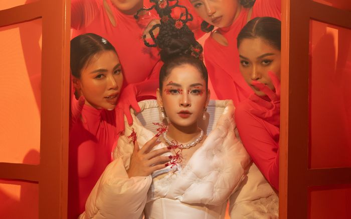 Chi Pu hát tiếng Nhật, gây choáng với hàng loạt tạo hình độc lạ trong MV Sashimi