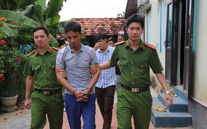 Thi thể thiếu nữ 17 tuổi nằm ở ven đường, được che đậy bằng bạt dứa