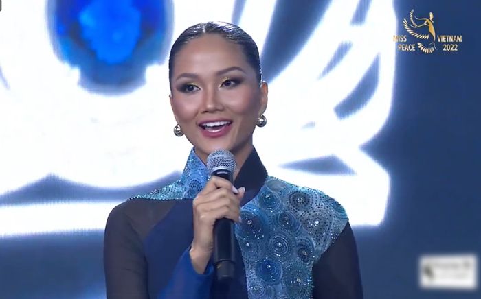 Chung kết Miss Peace: Khán giả tràn vào thả phẫn nộ, BTC khóa luôn bình luận