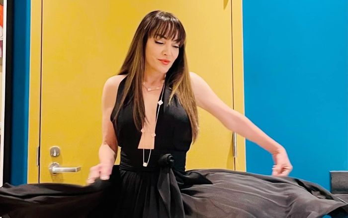 Thanh Hà hờ hững khoe vòng 1, hóa công chúa cho người yêu chụp hình