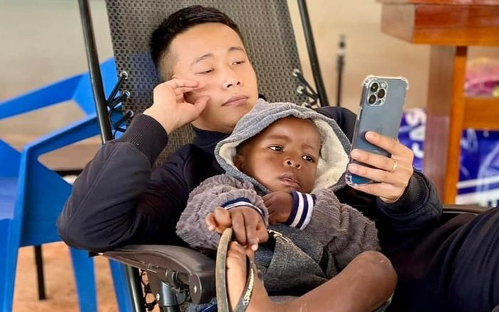 Lôi Con hát 'Con cò bé bé' cực sõi, không uổng công Quang Linh Vlog ngày đêm chỉ dạy!