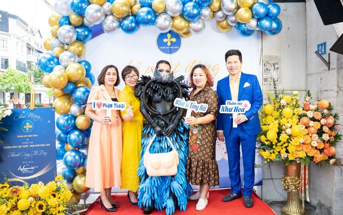 Phạm Thoại tiếp tục gây 'sốc' với bộ trang phục dị biệt