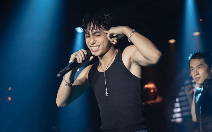 Clip: Em trai Sơn Tùng đang biểu diễn thì bị khán giả tố 'hát nhép', chê ngoại hình 'có chút éc'