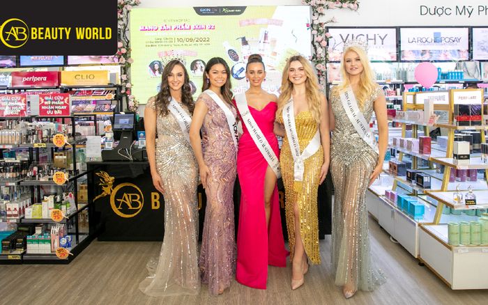 5 hoa hậu Australia xuất hiện trong sự kiện ra mắt sản phẩm Skin O2 tại siêu thị mỹ phẩm AB Beauty World