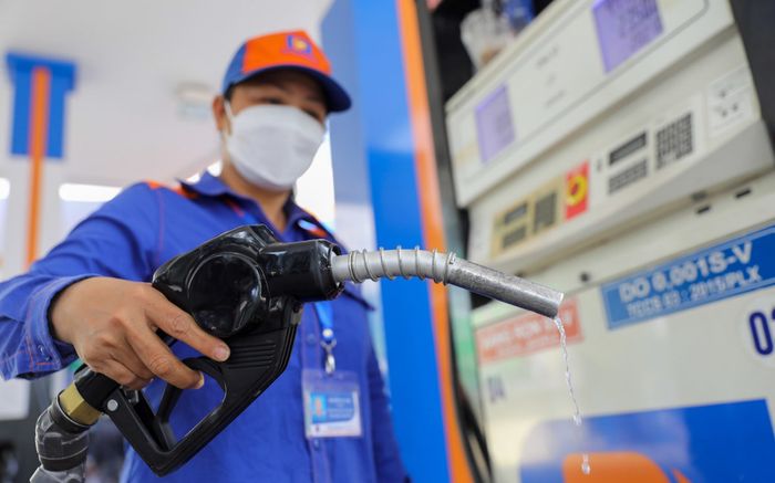 Giá xăng dầu đồng loạt giảm mạnh từ chiều nay về mức thấp nhất kể từ đầu năm