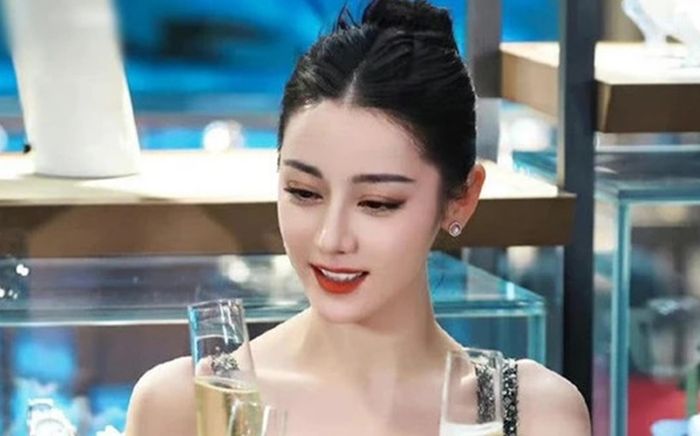 Chỉ với 3 từ này, Địch Lệ Nhiệt Ba đã ngầm thừa nhận sự khắc nghiệt của Cbiz