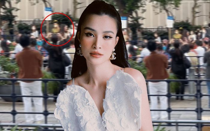 Ông Cao Thắng và bé Winnie đứng từ xa, say sưa theo dõi màn trình diễn của Đông Nhi tại Nhật Bản!