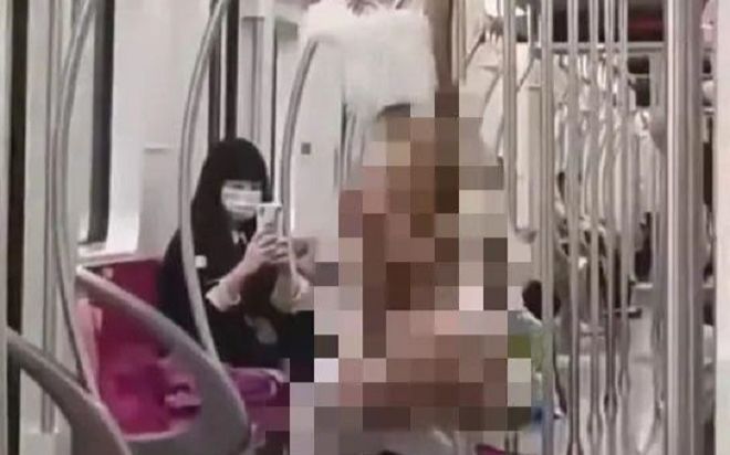 Ngang nhiên chụp ảnh nội y trên tàu điện 'gây nhức mắt', hot girl nhận cái kết đáng đời