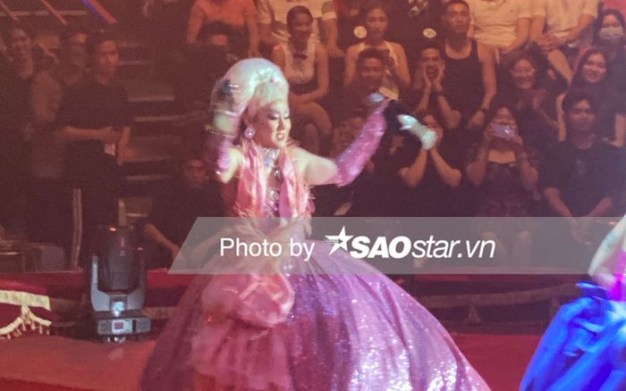 'Hoàng tử mưa' Trung Quân giả gái, visual và giọng hát ra sao mà khiến fan la hét dữ dội?