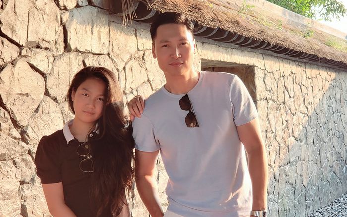 Con gái lớn phổng phao ở tuổi 13, Mạnh Trường lo lắng muốn 'theo dõi' ở cổng trường