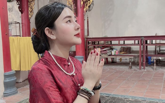 Hot Tiktoker triệu view Diệu Minh Châu và những bộ pháp phục đẹp mãn nhãn