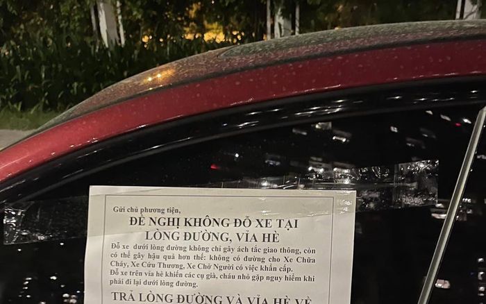 Phát hiện ô tô đậu dưới lòng đường, người dân có cách xử lý vừa văn minh vừa sâu sắc