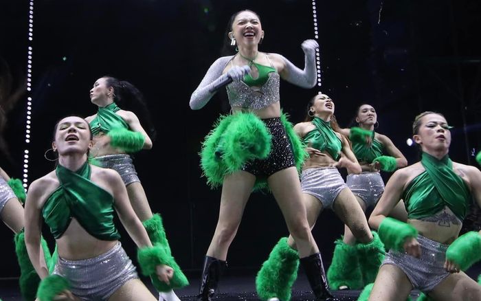 Tóc Tiên bất ngờ bị bung áo trên sân khấu khi đang trình diễn vũ đạo?