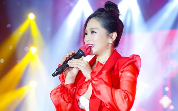 Trình diễn bản hit 17 năm trước, Lương Bích Hữu bỗng để lộ giọng hát khàn khiến khán giả xót xa