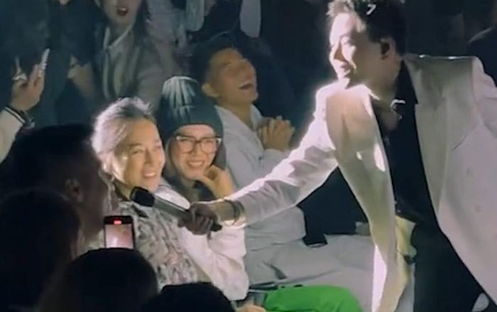 Shark Bình 'đèo' Phương Oanh lên Đà Lạt, còn hát tặng 'nửa kia' giữa chốn đông người