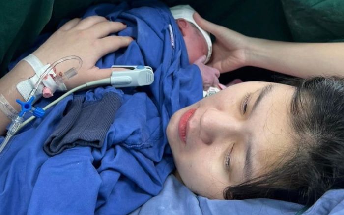 Trung vệ Thành Chung hạnh phúc đón nhóc tỳ đầu lòng