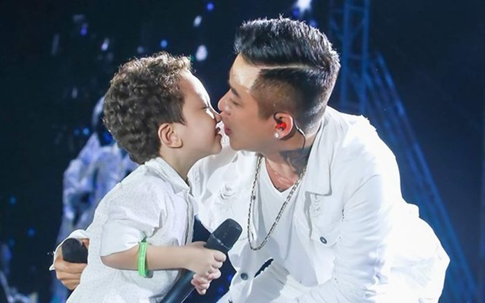 Tuấn Hưng đang hát thì đưa micro cho con trai trên sân khấu, cái kết khiến ai cũng bật cười