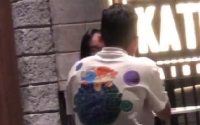 Dân tình thích thú tặng '10 điểm đáng yêu' dành cho chàng trai chụp hơn 100 kiểu ảnh cho bạn gái