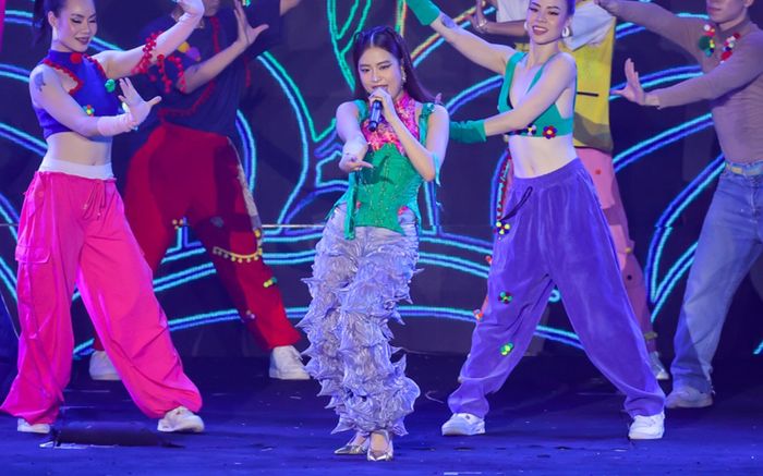 Hoàng Thùy Linh xúc động chia sẻ hành trình tìm kiếm 'sự tự hào của bố mẹ'