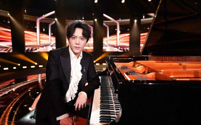 Hậu 'bê bối' mua dâm, một sao nam nổi tiếng bất ngờ 'comeback' ở show diễn quốc tế