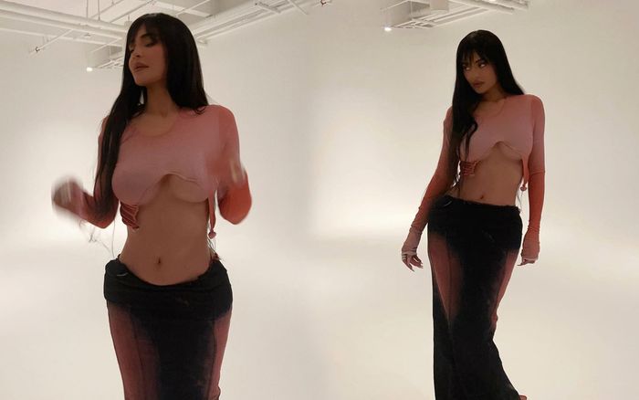 Kylie Jenner 'phô trương' cơ thể với áo khoét ngực