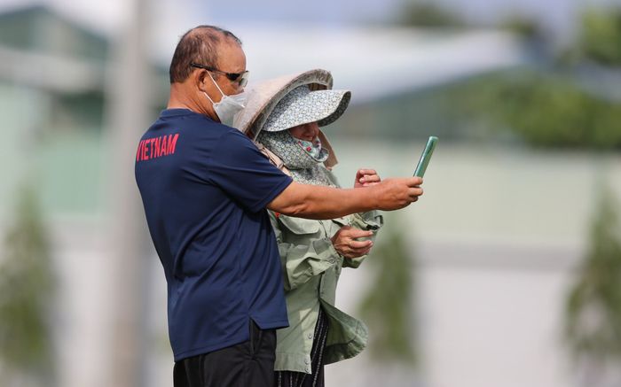 Ông Park làm điều đặc biệt trong buổi tập đầu tiên của Quang Hải