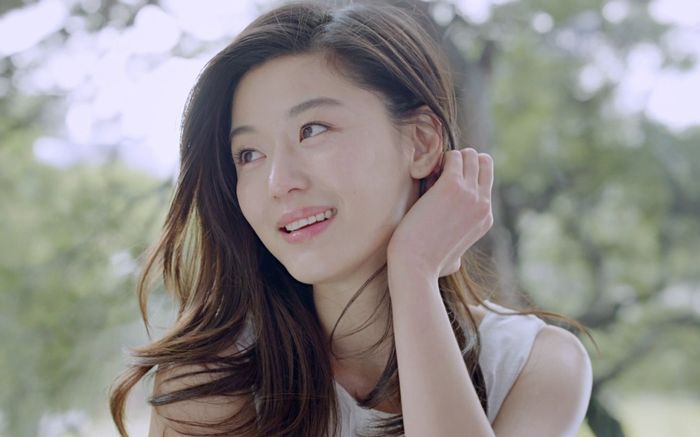 Bí quyết duy trì làn da căng bóng của 'mợ chảnh' Jeon Ji Huyn: Rửa mặt bằng nước ấm