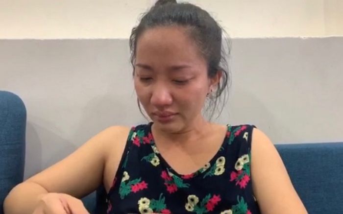Bà xã Lê Dương Bảo Lâm ôm con khóc nấc, chuyện gì đây?