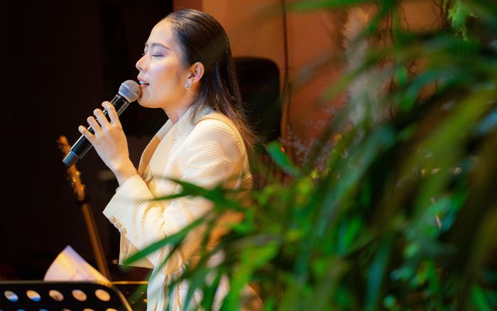 Ra về sau khi diễn xong, nhưng Nam Em vẫn quyết 'quay xe' trở lại sân khấu hát tặng một người đặc biệt?