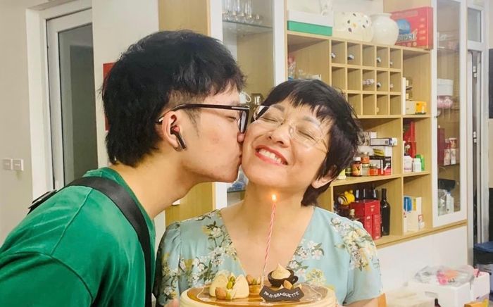 Trách con chưa đủ quan tâm, tình cảm con trai MC Thảo Vân nói một câu khiến mẹ nghẹn ngào