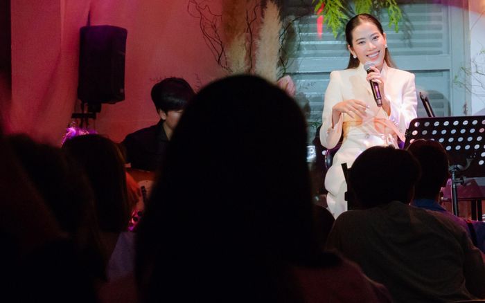 Nam Em có hành động lạ khiến người xem thắc mắc khi hát nhạc buồn