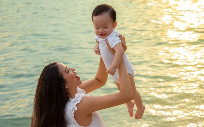 Chỉ 1 động thái nhỏ, Phạm Hương đáp trả thẳng tin đồn mang bầu