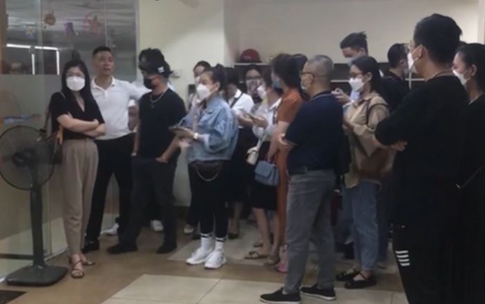 Hàng trăm phụ huynh đi đòi lại tiền học phí tiếng Anh